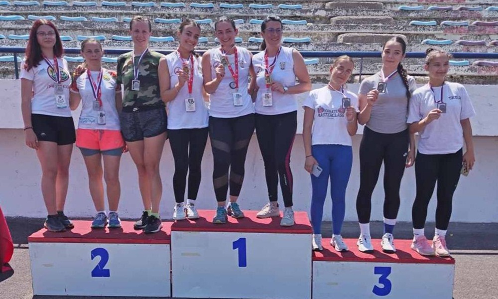 Нововарошанке на победничком постољу( Фото: Спортски савез Нова Варош)