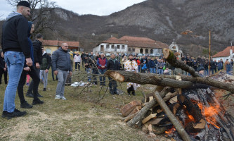 Налагање бадњака код цркве у Бистрици (Фото: Ж. Дулановић)