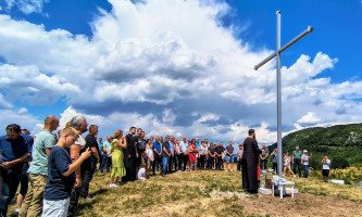 Метални крст висок шест и распона три метра, чува село