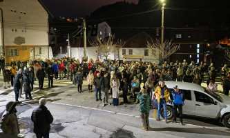 Одавање поште за 16 настрадалих- синоћ испред Општине (Фото: Ж. Дулановић)