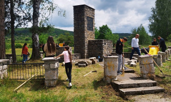 Радило се ударнички- код споменика у Радоињи